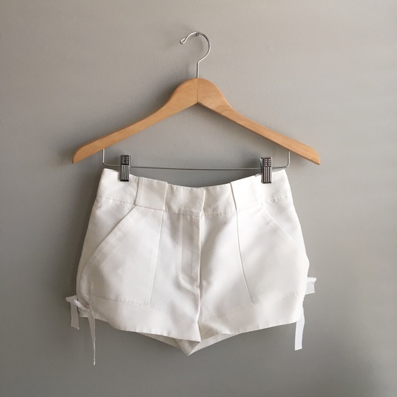 Marc Jacobs Pants - 2X 🛍HP  Marc Jacobs White Cotton Shorts
